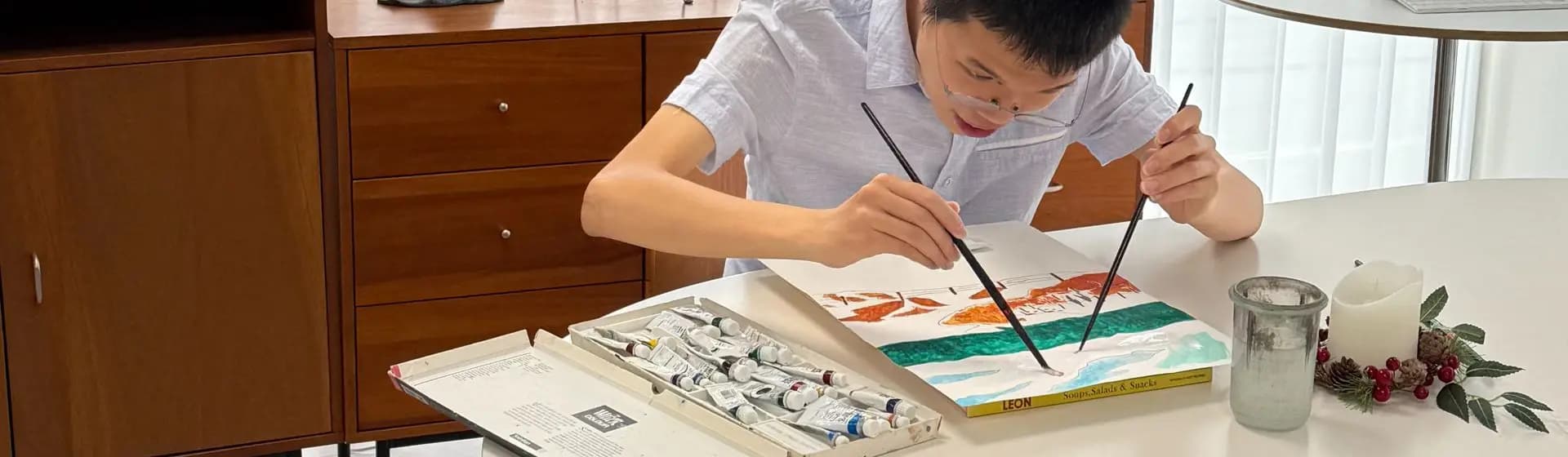 작업실에서 그림을 그리는 장애예술인